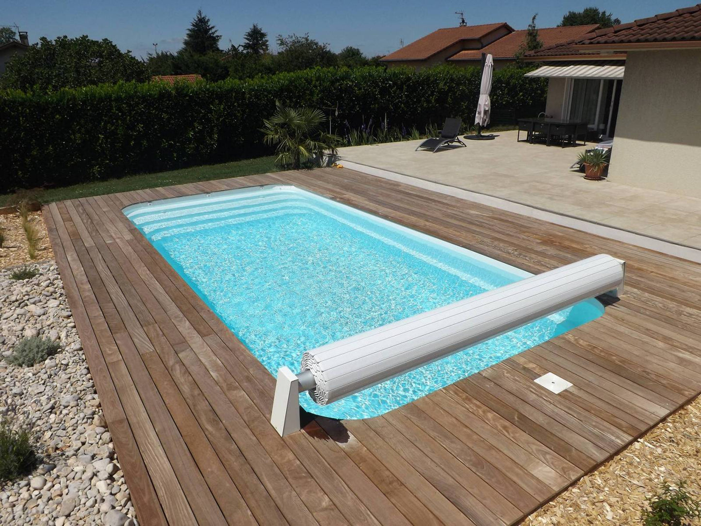 Piscine coque polyester rectangulaire 8X4 avec banquette DECLIC R800 FT