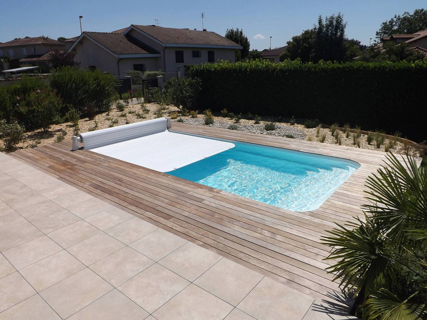 Piscine coque polyester rectangulaire 8X4 avec banquette DECLIC R800 FT