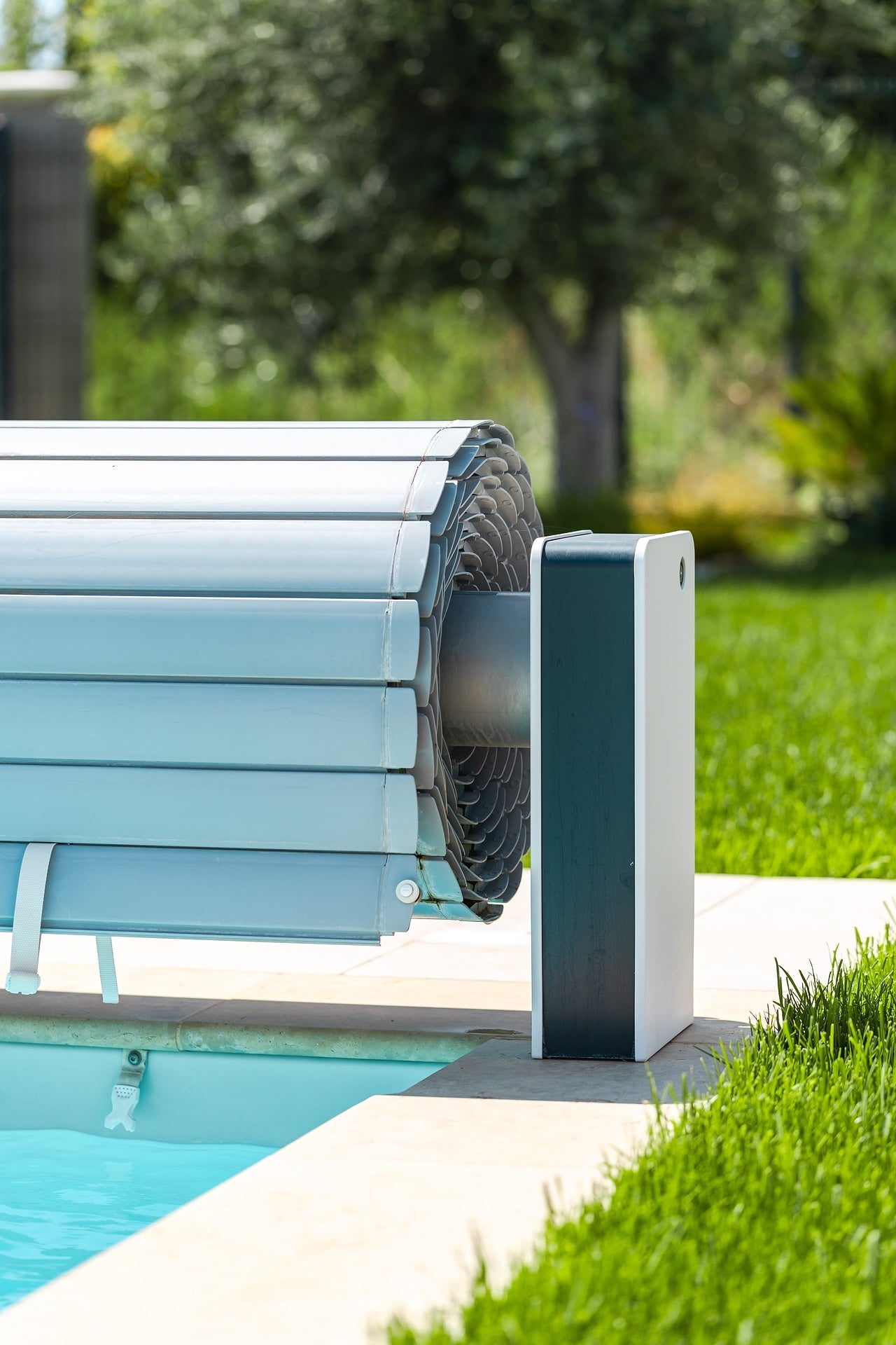 VOLET ROULANT HORS SOL FLUIDRA SVELTÉA POUR PISCINES AXÉO PISCINES BLOC FILTRANT
