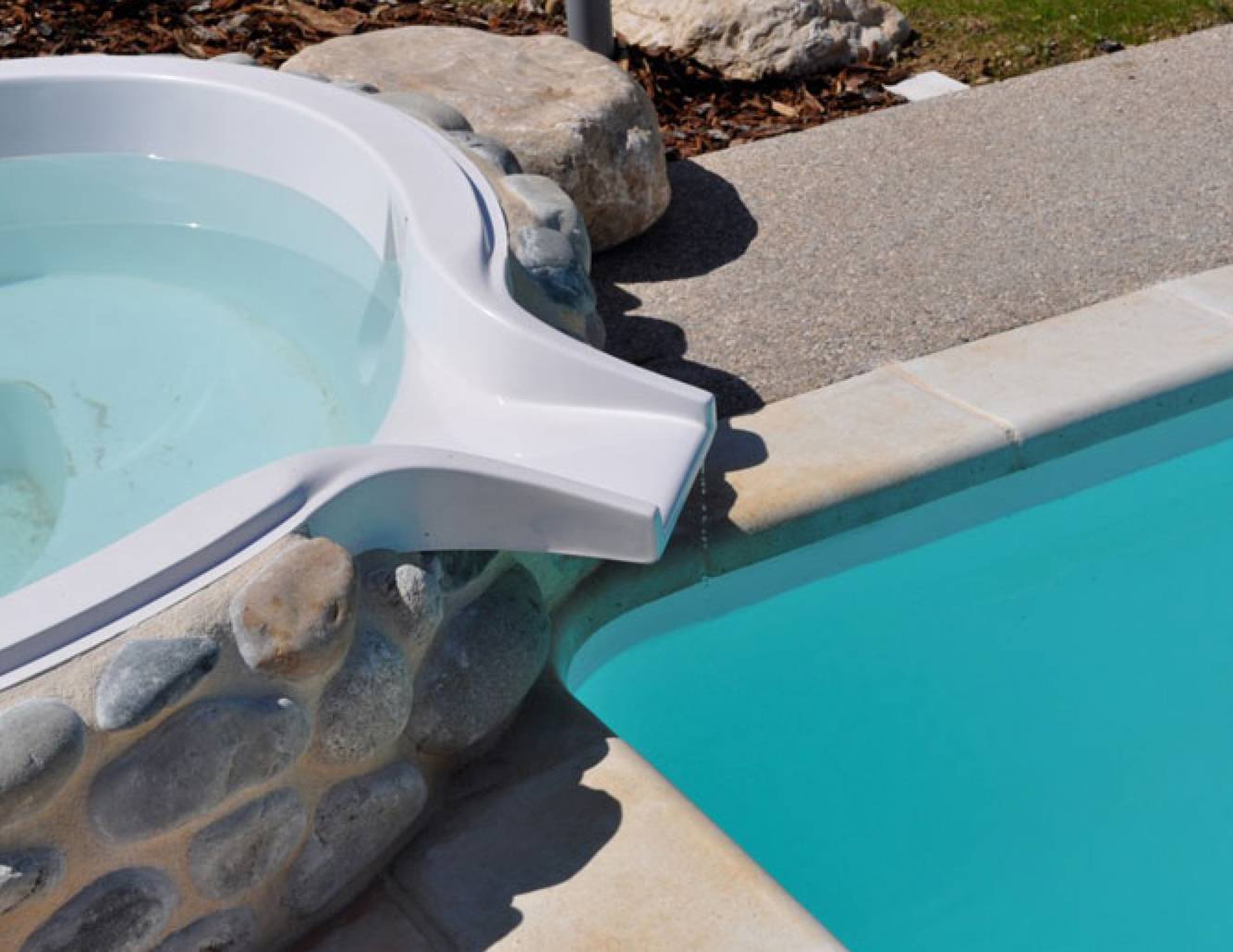 SPA A DEBORDEMENT EN POLYESTER BLANC,GRIS, BLEU OU BEIGE